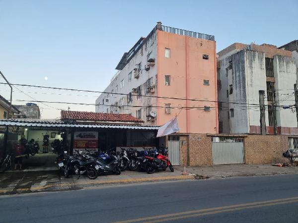 AVENIDA GOVERNADOR CARLOS DE LIMA CAVALC, N. 4646, Apto 303, QD B